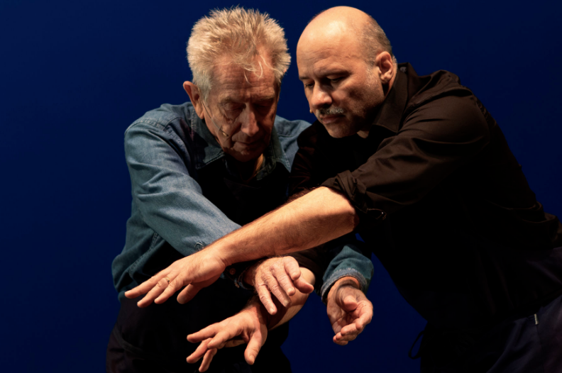 MoVa Festival Vagabondages & Conversations. Gilles Clément et Christian Ubl Faire un écart  <br />
Vagabonder et converser  <br />
Incarner et raconter des histoires à travers deux corps et deux récits.  <br />
Envisager la scène comme une réserve pour la pensée, l’émotion et l’écoute